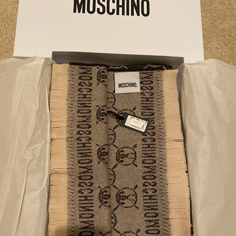 Moschino wrap Aeffe wool made in Italy